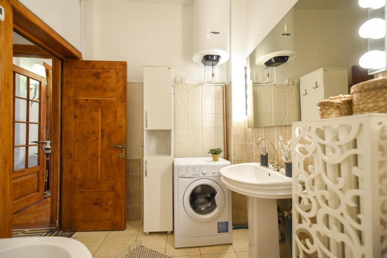 Vintage Elegance, Modern Comfort: 1Br Apartment Overlooking Calea Victoriei Bucharest Exterior photo